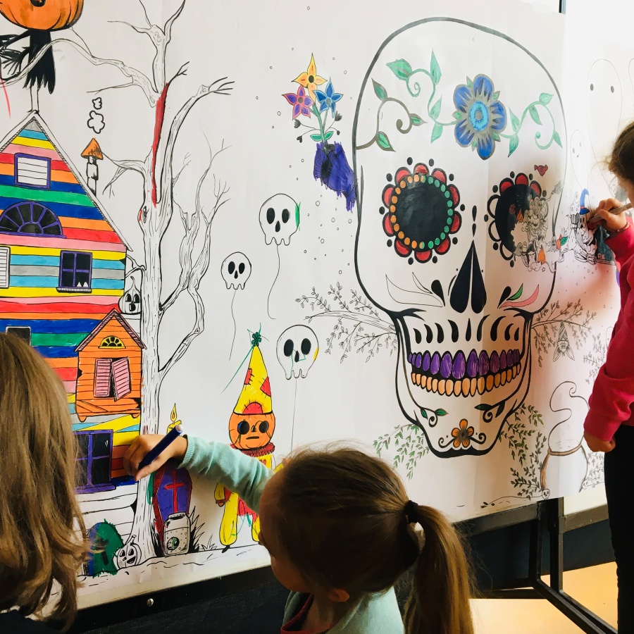 Fresque illustrée à colorier à la médiathèque de Betton